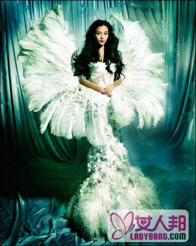 白色羽毛造型化身末日天使 angelababy登《时尚芭莎》封面