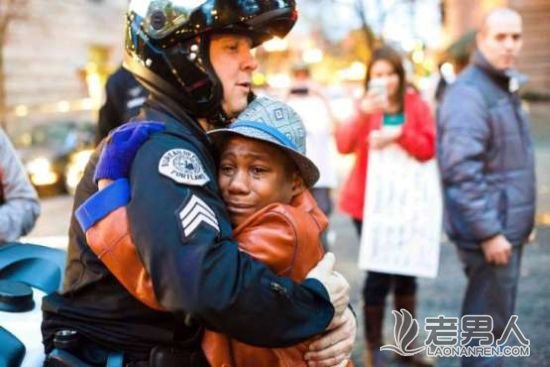 美国白人警察拥抱非裔少年照片网上爆红(图)
