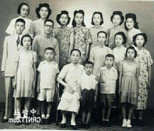 >【郁慕明大陆亲人】郁慕明脸书晒1946年全家福 尚有9位兄姐在世