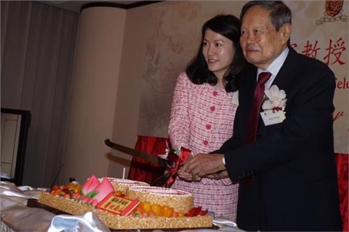 杨振宁在港度过90大寿 与妻子翁帆感情甜蜜