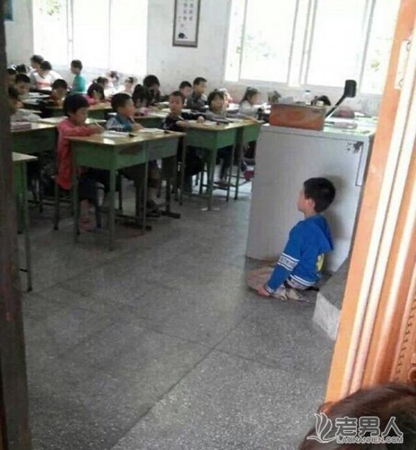 网曝四川一小学生被逼向全班下跪照片（图）