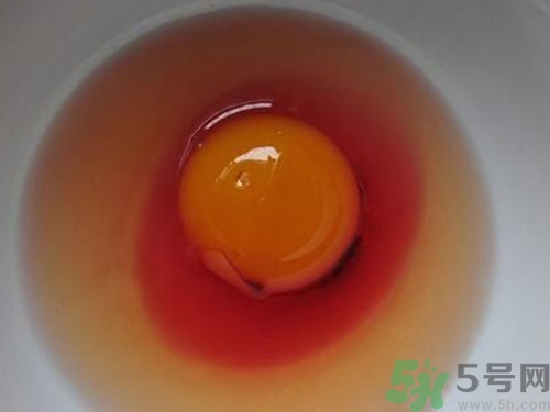 鸡蛋清是红色的能吃吗?鸡蛋清是红色的可以吃吗?