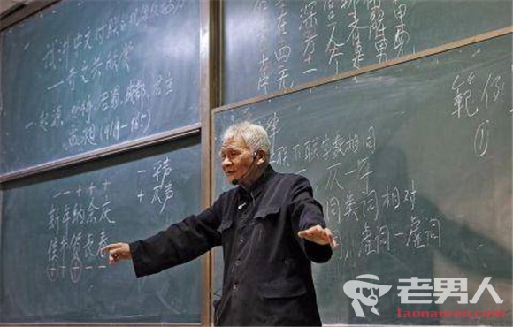 西安94岁网红教授站立两小时讲课 教室座无虚席