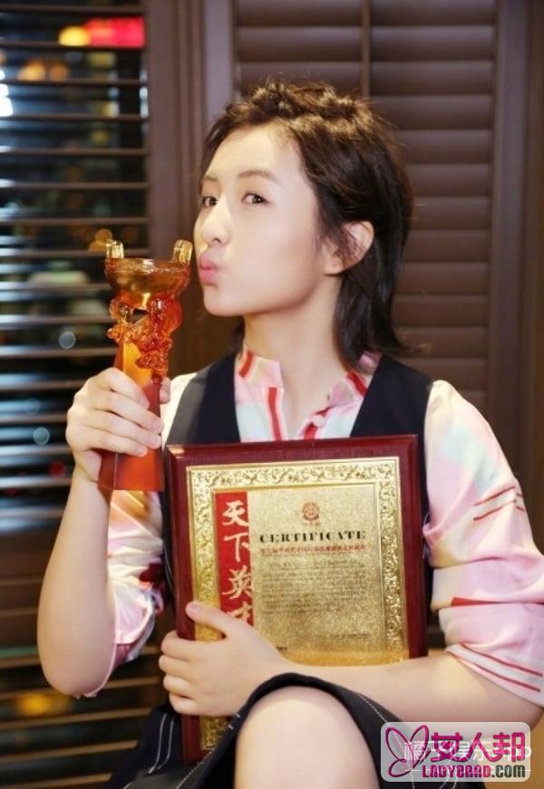 张子枫拿下第22届华鼎奖最佳女配角，00后小戏骨红毯终于穿对了？