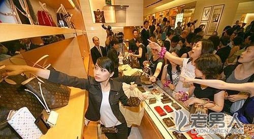 中国游客访日购物又现高潮 人数大增赶超往年