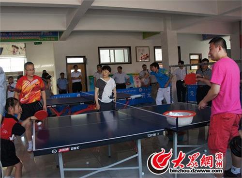 >乒乓球运动员于子洋 乒乓球世界冠军走进邹平县开元小学 与小球员互动