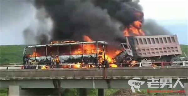 大巴货车相撞致6死 疑似大货车超车引起的事故