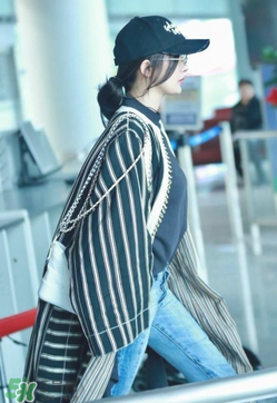 杨幂机场条纹外套是什么牌子？杨幂同款条纹长外套是哪个品牌？