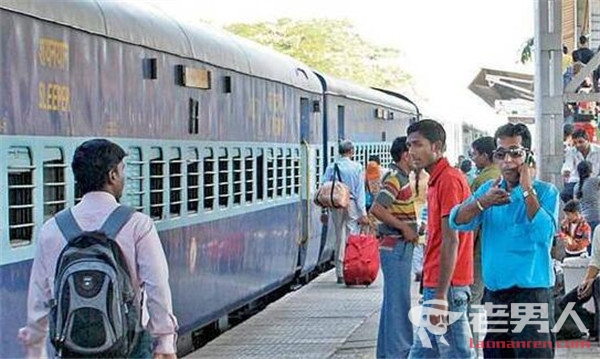 印度搭火车像打仗 每年至少有3000人死于通勤意外