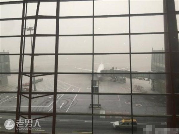 >雾霾首都航班延误 通行能力下降8成近百航班取消