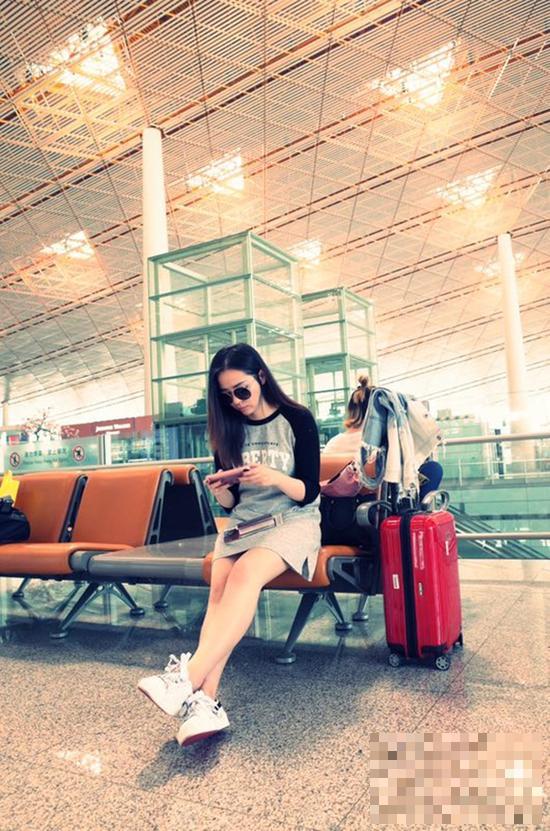 张靓颖海外行程超满 在机场化身“网瘾少女”