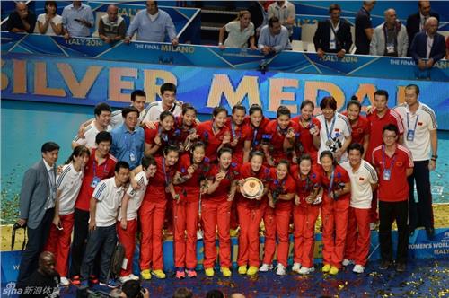 女排世锦赛中国1-3美国 郎平率队时隔16年再摘银