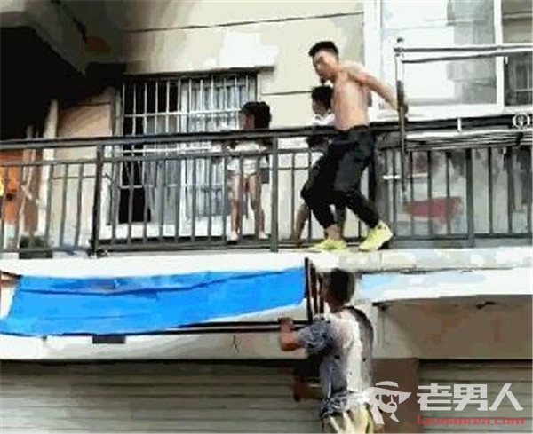 爬楼砸窗救出女童 21岁小伙子被称为“中国好邻居”