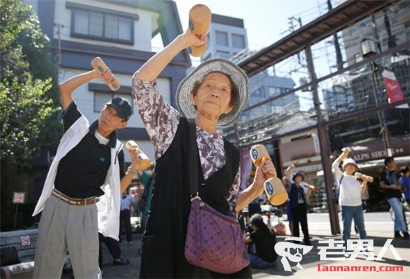 70多岁不能算老人 日本老人参加运动聚会活力十足