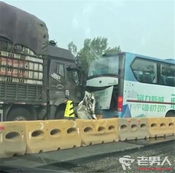 京哈高速惨烈车祸致3人死亡 汽车被大货撞成“铁饼”