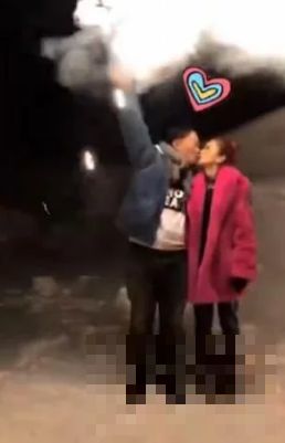 陈奕迅雪地秀恩爱   录影搂妻子亲吻  定格近3秒！网友直呼：“终于