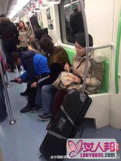 鸡爪女改在上海地铁上吃麻辣烫 下次是不是要吃火锅？(图)