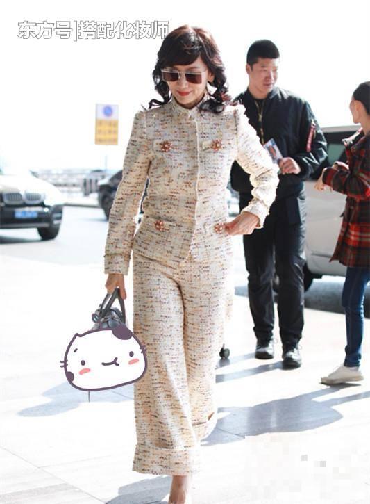 赵雅芝来机场，看这个穿着和气场，完全就是霸道女总裁！
