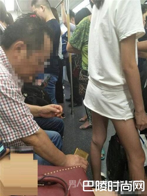 >曝武汉地铁恶心男偷拍裙底 这种情况下你该怎么做？