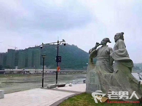 四川宜宾迎洪峰 “苏东坡”和“黄庭坚”雕塑被洪水淹没