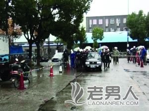 江苏常州城管拆违遭驾车冲撞致多人受伤(图)