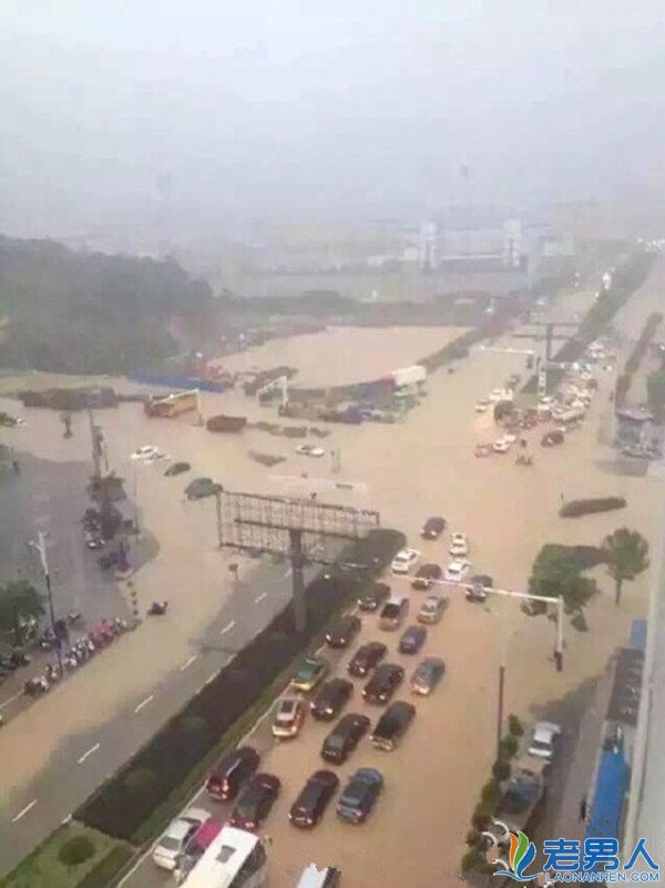 >福鼎发生洪水内涝 道路堵塞瞬间淹城