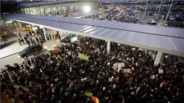 >沙桐穆斯林 通讯:“停止禁止穆斯林入境!”——数千人聚集旧金山机场抗议特朗普行政令