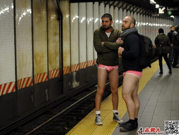 无裤日：男女不穿裤子乘地铁【图】