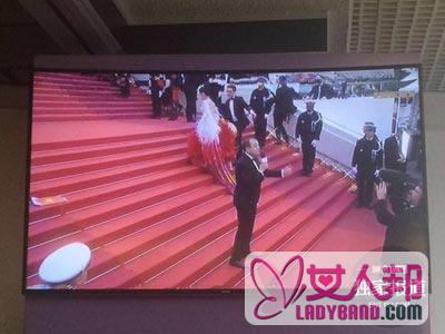 女星红毯上一步一停被请走 台湾女星赵尔玲被保安劝说离开红毯