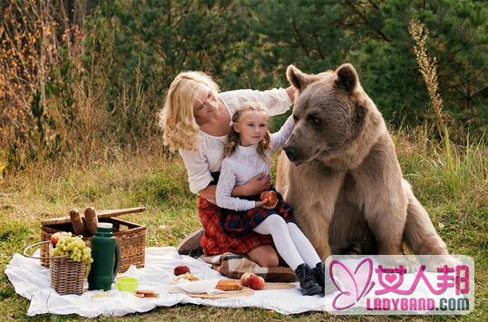 >名模萌娃与熊野餐 上演现实版泰迪熊的野餐
