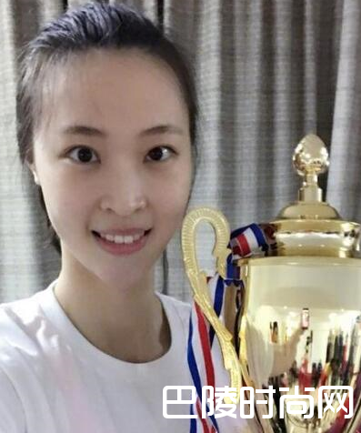 惠若琪发全队合影秀首次女排联赛冠军奖杯