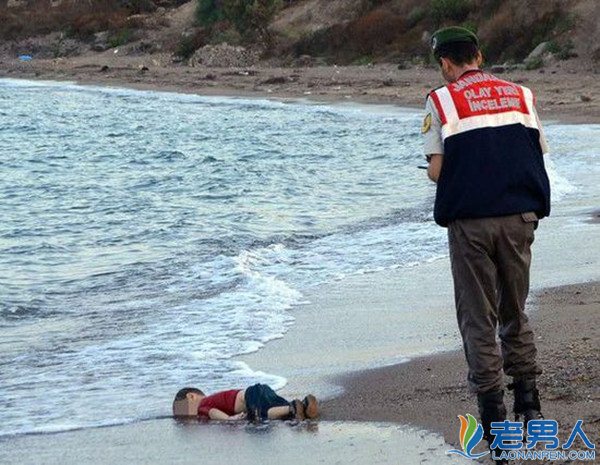 >难民幼童偷渡海上溺亡 回国安葬全球作画哀悼