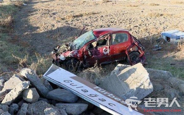中土救治车祸游客 已致中国游客1人死亡3人受伤