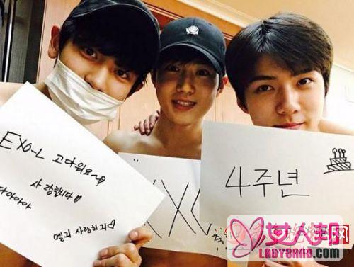 >哭笑不得！EXO粉丝的最新公敌竟然是A4纸！成员裸上身拿着纸合影挡住好身材！（图）