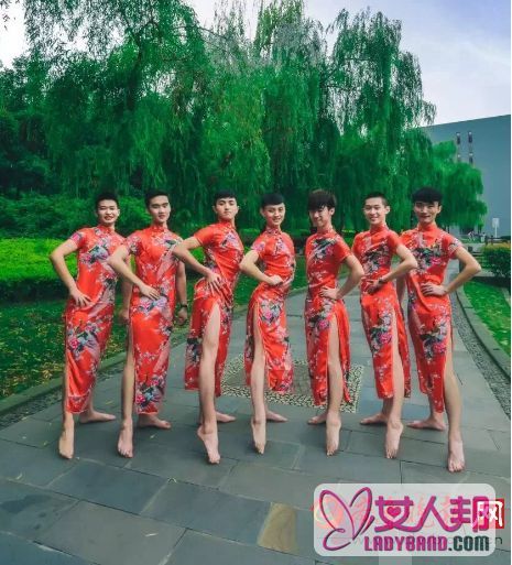 四川师范大学舞蹈学院男生穿旗袍拍照 妖娆身段辣眼睛