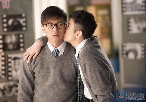 吴君如与谢霆锋穿校服扮学生 男方遭“强吻”