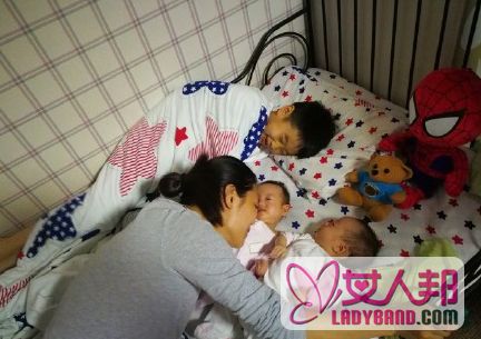 杨阳洋陪双胞胎妹妹睡觉 一窝小羊仔画面非常温馨幸福