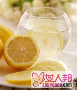 >【柠檬水的做法】柠檬水的功效与作用_柠檬水什么时候喝好