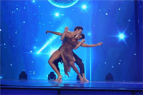 张傲月美国人气 2015中美舞林 张傲月性感舞姿抓获美国舞者