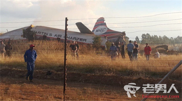 南非首都飞机坠毁致1死20伤 飞机残骸散落一地