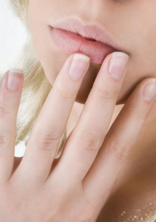 >为什么唇部有白色颗粒 可能是手足口病