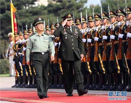 >房峰辉与泰国副总理兼外交部长、[br]武装部队最高司令塔纳萨举行会谈