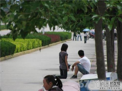 西安外国语大学女生为爱当众向男友下跪  【转】