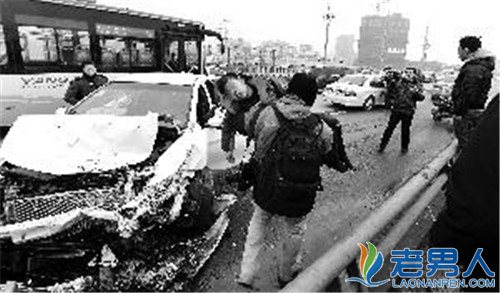 面包车“大战”轿车于大桥  摄影记者第一时间参与救援