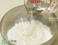 韭菜盒子用什么水和面？韭菜盒子和面用冷水还是热水