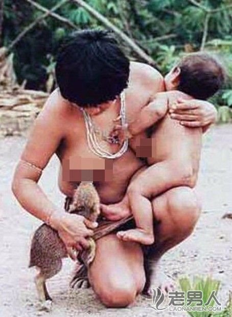 巴西原始部落 赤身女人母乳喂养野猪