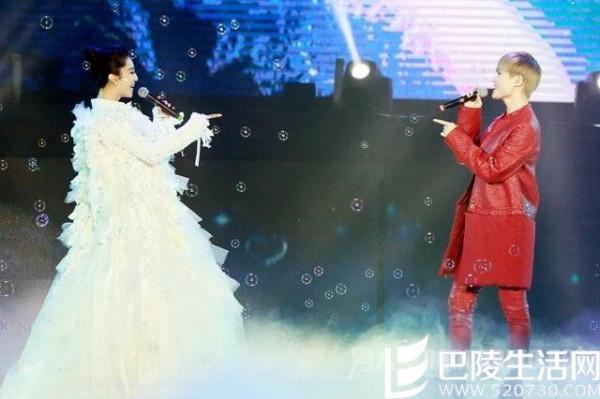 《挑战者联盟》收官之夜 范冰冰身穿白裙和李宇春对唱
