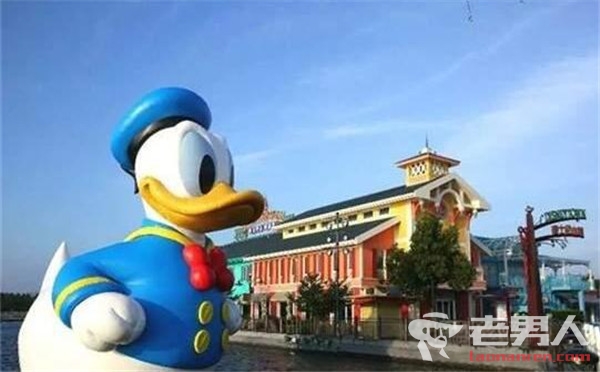 >迪士尼巨型唐老鸭现身上海 高11米约3层楼高