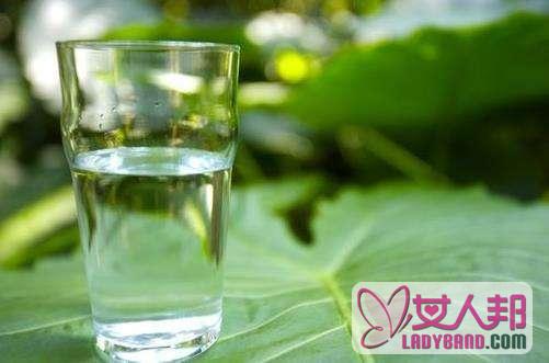 一杯水能救十种病，这两个时间段喝下的是救命水