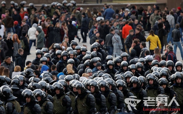 俄罗斯爆发游行 近五百人已被拘捕